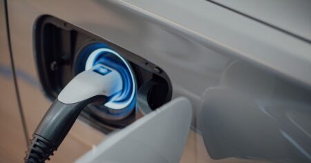 Ładowarka do&nbsp;samochodu elektrycznego. Co&nbsp;powinieneś wiedzieć?